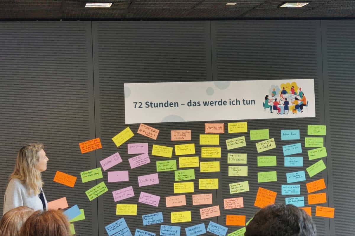 Pinnwand mit farbigen Moderationskarten bei der Zukunftswerkstatt der DGUV Trainertage 2026 in Dresden.
