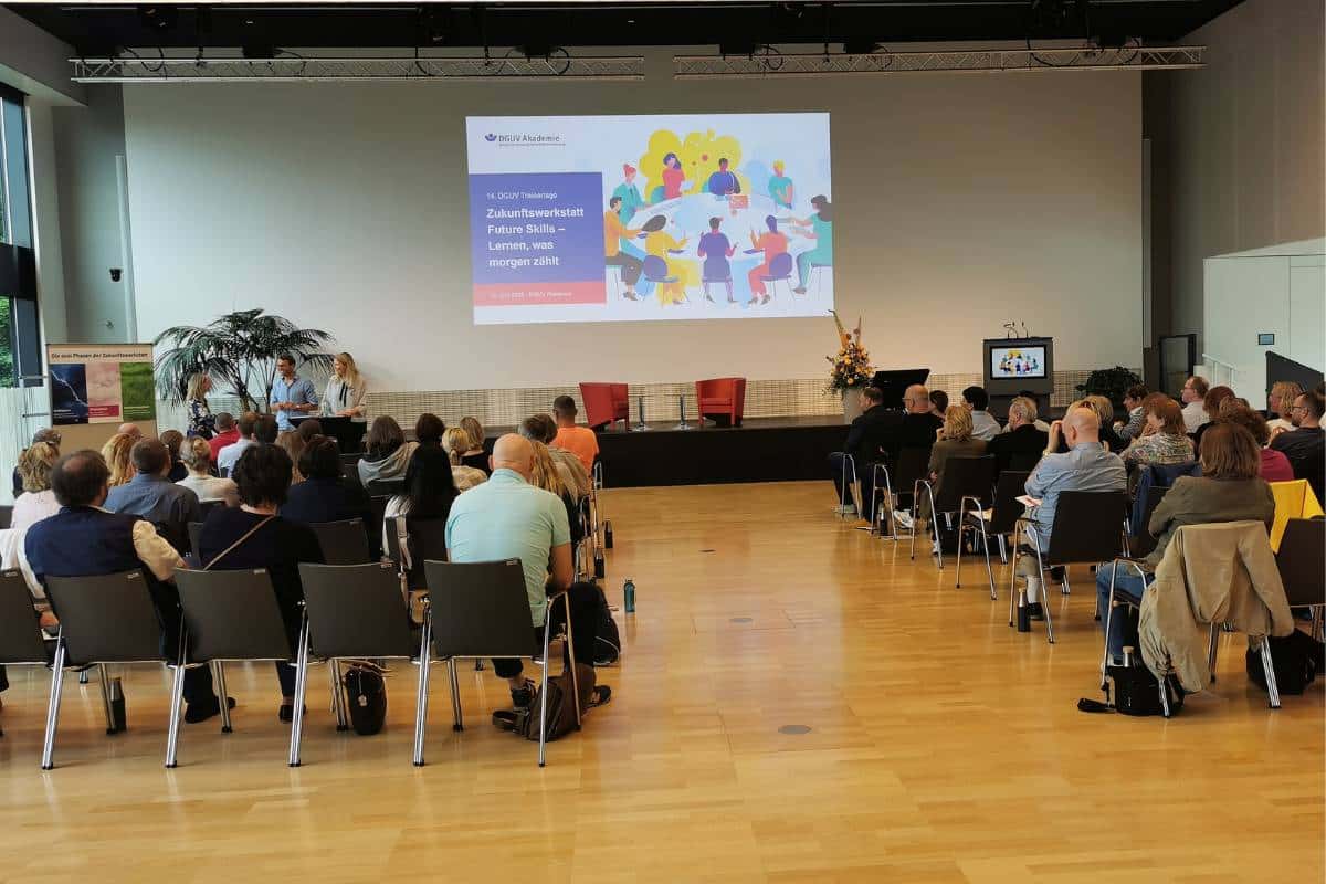 Teilnehmende beim TrainerTag DGUV 2026 während einer Fachveranstaltung zu Bildung, Prävention und beruflicher Entwicklung.